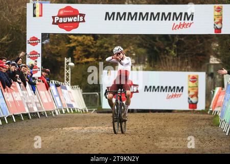 Dublin, Irlande. 26 novembre 2023. Le néerlandais Tibor Del Grosso célèbre alors qu'il franchit la ligne d'arrivée pour remporter la course masculine U23 de l'épreuve cycliste de coupe du monde de cyclocross à Dublin, Irlande, étape 5 (sur 14) de la compétition de coupe du monde de cyclocross UCI, dimanche 26 novembre 2023. BELGA PHOTO DAMIEN EAGERS crédit : Belga News Agency/Alamy Live News Banque D'Images