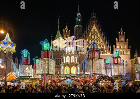 WROCLAW, POLOGNE - 24 NOVEMBRE 2023 : Foire de Noël traditionnelle appelée Jarmark Bozonarodzeniowy sur la place du marché. Banque D'Images