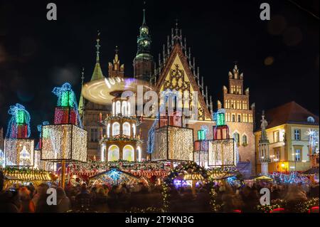 WROCLAW, POLOGNE - 24 NOVEMBRE 2023 : Foire de Noël traditionnelle appelée Jarmark Bozonarodzeniowy sur la place du marché. Banque D'Images