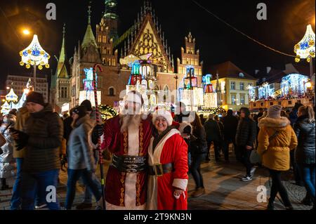 WROCLAW, POLOGNE - 24 NOVEMBRE 2023 : Foire de Noël traditionnelle appelée Jarmark Bozonarodzeniowy sur la place du marché. Banque D'Images