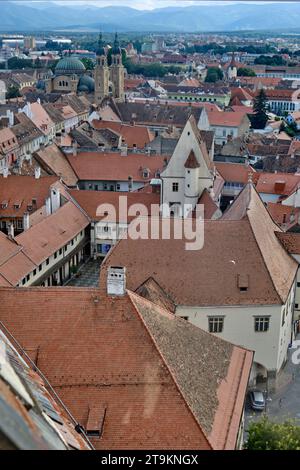 Une vue de la ville depuis la tour de la cathédrale luthérienne de Sibiu, Catedrala evanghelică din Sibiu ou Evangelische Stadtpfarrkirche, à Sibiu, Roumanie Banque D'Images