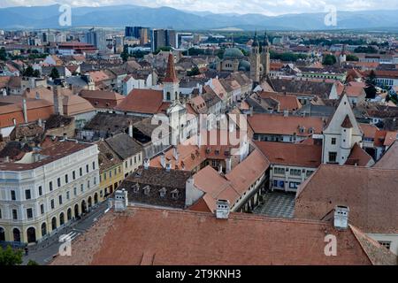 Une vue de la ville depuis la tour de la cathédrale luthérienne de Sibiu, Catedrala evanghelică din Sibiu ou Evangelische Stadtpfarrkirche, à Sibiu, Roumanie Banque D'Images