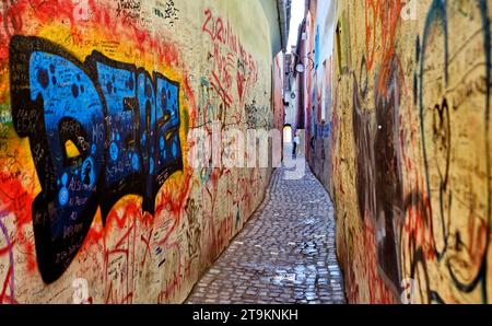 Visiteurs dans la rue la plus étroite de la ville, Strada Sforii, à Brașov, Roumanie 2 août 2023. Photos de Tim Chong Banque D'Images