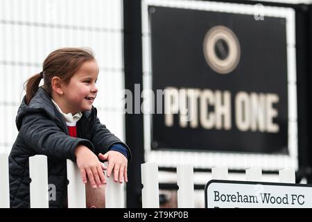 Borehamwood, Angleterre, Royaume-Uni le 26 novembre 2023. Les fans d'Arsenal arrivent avant le coup d'envoi lors du match de Super League entre Arsenal Women FC et West Ham United Women FC au Meadow Park Stadium, Borehamwood, Angleterre, Royaume-Uni, le 26 novembre 2023 Credit : Every second Media/Alamy Live News Banque D'Images