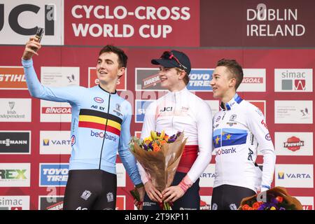 Dublin, Irlande. 26 novembre 2023. Le Belge Emiel Verstrynge, le Néerlandais Tibor Del Grosso et le Belge Jente Michels photographiés sur le podium après la course masculine U23 de la coupe du monde de cyclocross à Dublin, Irlande, étape 5 (sur 14) de la coupe du monde de cyclocross UCI, dimanche 26 novembre 2023. BELGA PHOTO DAMIEN EAGERS crédit : Belga News Agency/Alamy Live News Banque D'Images