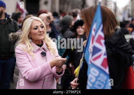 Vanessa Feltz interviewe une personne participant à une marche contre l'antisémitisme organisée par l'association caritative Campaign Against Antisemitism à la Royal courts of Justice de Londres. Date de la photo : dimanche 26 novembre 2023. Banque D'Images