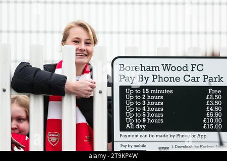 Borehamwood, Angleterre, Royaume-Uni le 26 novembre 2023. Les fans d'Arsenal arrivent avant le coup d'envoi lors du match de Super League entre Arsenal Women FC et West Ham United Women FC au Meadow Park Stadium, Borehamwood, Angleterre, Royaume-Uni, le 26 novembre 2023 Credit : Every second Media/Alamy Live News Banque D'Images