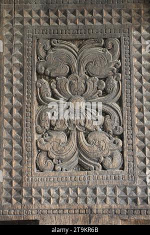 Belle sculpture sur bois sur la porte ancienne dans le temple bouddhiste à Kandy Sri Lanka. Banque D'Images