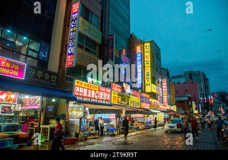 Marché Jagalchi, 9 novembre 2023 : marché Jagalchi à Busan, à environ 420 km (261 miles) au sud-est de Séoul, Corée du Sud. Le marché de Jagalchi est le plus grand marché de poissons et de produits marins en Corée du Sud. La Corée du Sud cherche à accueillir l’exposition universelle de 2030 à Busan alors qu’elle est en compétition avec l’Arabie saoudite et l’Italie. La ville hôte sera annoncée le 28 novembre. Crédit : Lee Jae-won/AFLO/Alamy Live News Banque D'Images