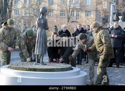 Non exclusive : KIEV, UKRAINE - 25 NOVEMBRE 2023 - le président ukrainien Volodymyr Zelenskyy et son épouse Olena Zelenska placent les lanternes de veillée à Banque D'Images