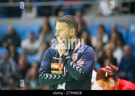 Santander, Espagne, 26 novembre 2023 : l'entraîneur serbe, Uros Bregar, lors de la 3e journée du Tournoi international féminin espagnol 2023 entre l'Espagne et la Serbie, le 26 novembre 2023, au Palacio de los Deportes de Santander, à Santander, Espagne. Crédit : Alberto Brevers / Alamy Live News. Banque D'Images