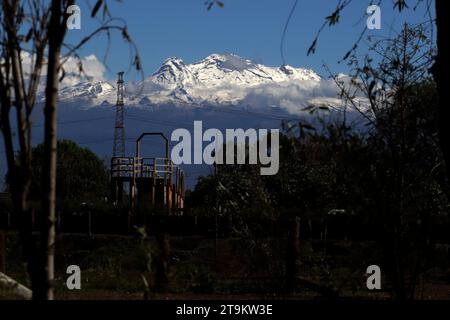 Non exclusif : 25 novembre 2023, Mexico, Mexique : vue panoramique du volcan Iztaccihuatl depuis le bureau du maire de Xochimilco à Mexico. o Banque D'Images
