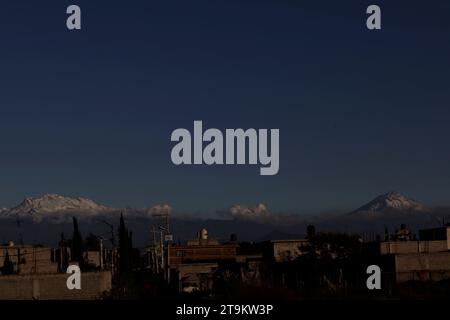Non exclusif : 25 novembre 2023, Mexico, Mexique : vue panoramique du volcan Iztaccihuatl depuis le bureau du maire de Xochimilco à Mexico. o Banque D'Images