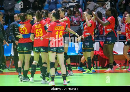 Santander, Espagne, 26 novembre 2023 : les joueuses espagnoles célèbrent la victoire lors de la 3e journée du Tournoi international féminin espagnol 2023 entre l'Espagne et la Serbie, le 26 novembre 2023, au Palacio de los Deportes de Santander, à Santander, Espagne. Crédit : Alberto Brevers / Alamy Live News. Banque D'Images