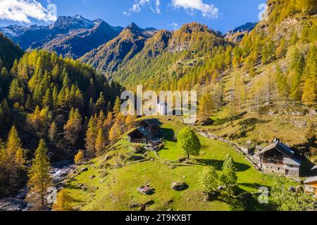 Vue aérienne de la Peccia, un petit village walser dans le Val Vogna, Riva Valdobbia, Valsesia, province de Vercelli, Piémont, Italie, Europe. Banque D'Images