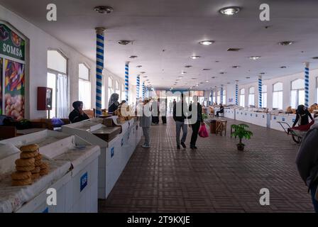TACHKENT, OUZBÉKISTAN - 15 OCTOBRE 2023 : Chorsu Bazar dans le centre de la vieille ville de Tachkent, la capitale de l'Ouzbékistan Banque D'Images