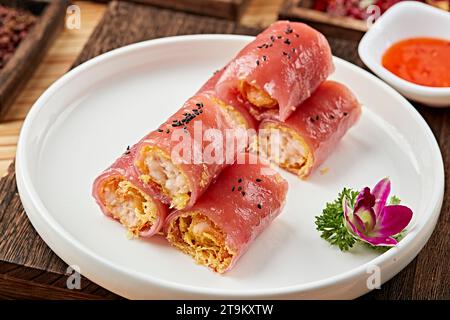 ROULEAU DE RIZ rouge CUIT À LA VAPEUR avec crevettes croustillantes Banque D'Images