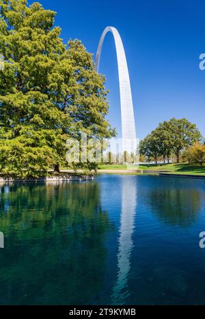 Vue sur le lac bleu dans le parc national Gateway jusqu'à Gateway Arch à St Louis Missouri avec reflet dans l'eau calme Banque D'Images
