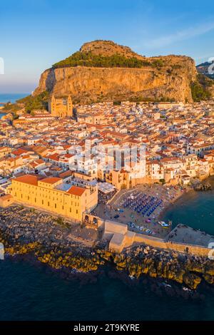 Vue aérienne de l'ancienne ville de Cefalù, site classé au patrimoine mondial de l'UNESCO, au coucher du soleil. District de Palerme, Sicile, Italie. Banque D'Images