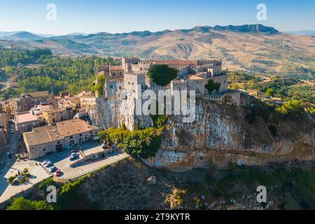 Vue aérienne de l'ancien château de Caccamo, district de Palerme, Sicile, Italie. Banque D'Images