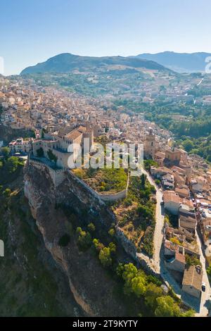 Vue aérienne de l'ancien château de Caccamo, district de Palerme, Sicile, Italie. Banque D'Images