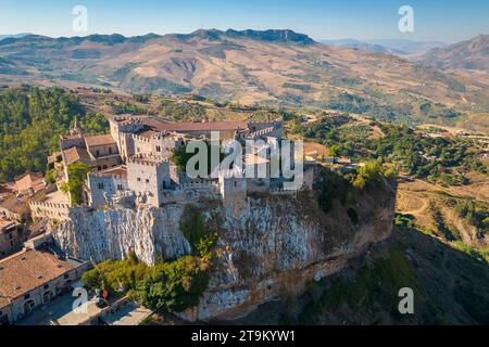 Vue aérienne de l'ancien château de Caccamo, district de Palerme, Sicile, Italie. Banque D'Images