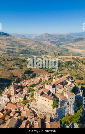 Vue aérienne de l'ancien château de Caccamo, district de Palerme, Sicile, Italie. Banque D'Images