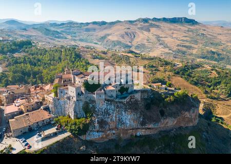 Vue aérienne de l'ancien château de Caccamo, district de Palerme, Sicile, Italie. Banque D'Images