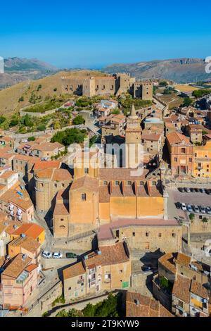 Vue aérienne de l'ancien château de Caccamo, district de Palerme, Sicile, Italie. Banque D'Images