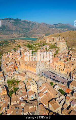 Vue aérienne de l'ancien château de Caccamo, district de Palerme, Sicile, Italie. Banque D'Images