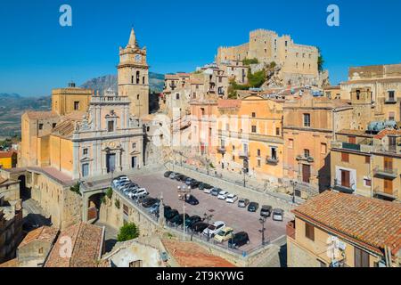 Vue aérienne de l'ancien château de Caccamo, district de Palerme, Sicile, Italie. Banque D'Images