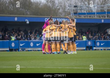 Kingston, Royaume-Uni. 26 novembre 2023. Kingsmeadow, Royaume-Uni, 26 novembre 2023 ; les joueuses de Leicester se bloquent avant le match de Barclays Womens Super League entre Chelsea et Leicester City à Kingsmeadow, Londres. (Tom Phillips/SPP) crédit : SPP Sport Press photo. /Alamy Live News Banque D'Images