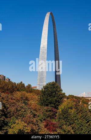 Vue sur la plantation verte du parc Gateway Arch jusqu'à Gateway Arch dans le centre-ville de St Louis Missouri Banque D'Images