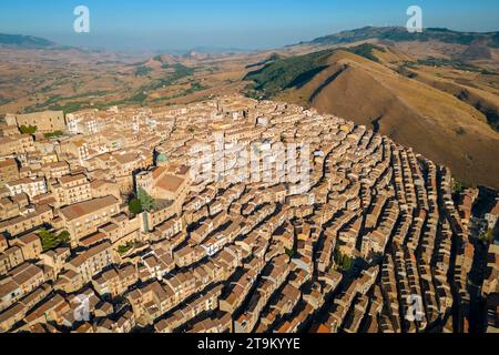 Vue aérienne des maisons labyrinthiques de la vieille ville de Gangi, district de Palerme, Sicile, Italie. Banque D'Images