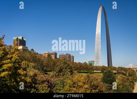Vue sur la plantation verte du parc Gateway Arch jusqu'à Gateway Arch dans le centre-ville de St Louis Missouri Banque D'Images
