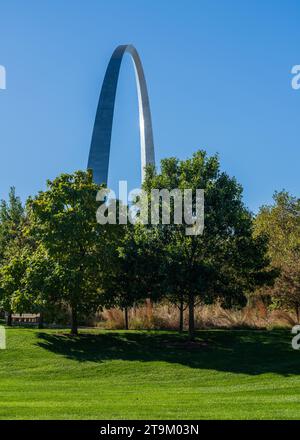 Vue sur la plantation verte du parc Explorers jusqu'à Gateway Arch et le sentier dans le centre-ville de St Louis Missouri Banque D'Images