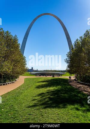 Vue à travers la plantation verte du parc national à Gateway Arch et sentier dans le centre-ville de St Louis Missouri Banque D'Images