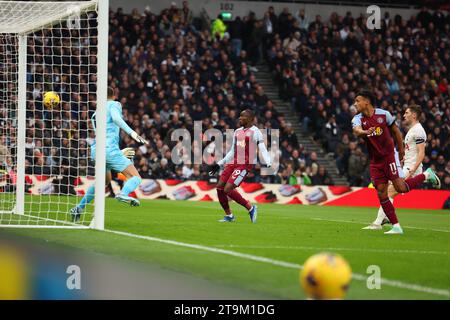 Tottenham Hotspur Stadium, Londres, Royaume-Uni. 26 novembre 2023. Premier League football, Tottenham Hotspur contre Aston Villa ; Ollie Watkins d'Aston Villa marque avec une tête à la 24e minute, mais il est hors-jeu par VAR Credit : action plus Sports/Alamy Live News Banque D'Images