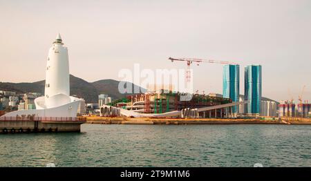 L'Opéra de Busan, le 9 novembre 2023 : l'Opéra de Busan est en construction au Port de Busan, le lieu prévu pour l'exposition universelle de 2030 à Busan, à environ 420 km (261 miles) au sud-est de Séoul, Corée du Sud. La Corée du Sud cherche à accueillir l’exposition universelle de 2030 à Busan alors qu’elle est en compétition avec l’Arabie saoudite et l’Italie. La ville hôte sera annoncée le 28 novembre. Crédit : Lee Jae-won/AFLO/Alamy Live News Banque D'Images