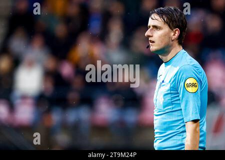 Nijmegen, pays-Bas. 26 novembre 2023. NIJMEGEN, PAYS-BAS - NOVEMBRE 26 : arbitre assistant Erik Koopman lors du match néerlandais d'Eredivisie entre NEC Nijmegen et Go Ahead Eagles au Goffertstadion le 26 novembre 2023 à Nijmegen, pays-Bas. (Photo Broer van den Boom/Orange Pictures) crédit : Orange pics BV/Alamy Live News Banque D'Images