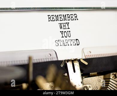 Rappelez-vous pourquoi vous avez commencé symbole. Mot concept Rappelez-vous pourquoi vous avez commencé à taper sur la belle vieille machine à écrire rétro. Beau fond de papier blanc. Busi Banque D'Images