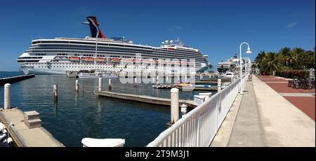 Key West, Floride, États-Unis. 3 mars 2014. PHOTO : le bateau de croisière Carnival Freedom est amarré à Key West, en Floride, le 3 mars 2014. Les résidents de Key West ont adopté trois mesures pour restreindre les navires de croisière, mais un riche donateur au gouvernement Ron DeSantis veut agrandir le port de croisière pour accueillir de plus grands navires. Le donateur aurait donné près de 1 millions de dollars aux campagnes du gouverneur. (Image de crédit : © Mark Hertzberg/ZUMA Press Wire) USAGE ÉDITORIAL SEULEMENT! Non destiné à UN USAGE commercial ! Banque D'Images