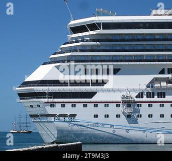 Key West, Floride, États-Unis. 3 mars 2014. PHOTO : le bateau de croisière Carnival Freedom est amarré à Key West, en Floride, le 3 mars 2014. Les résidents de Key West ont adopté trois mesures pour restreindre les navires de croisière, mais un riche donateur au gouvernement Ron DeSantis veut agrandir le port de croisière pour accueillir de plus grands navires. Le donateur aurait donné près de 1 millions de dollars aux campagnes du gouverneur. (Image de crédit : © Mark Hertzberg/ZUMA Press Wire) USAGE ÉDITORIAL SEULEMENT! Non destiné à UN USAGE commercial ! Banque D'Images