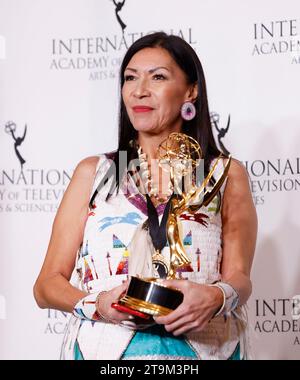 New York, États-Unis. 20 novembre 2023. Lisa Meeches pose avec le prix International Emmy pour 'programmation artistiques' pour l'émission canadienne 'Buffy Sainte-Marie : Carry IT On' dans la salle de presse lors du 51e International Emmy Awards au New York Hilton Midtown à New York, le lundi 20 novembre 2023. Photo de John Angelillo/UPI crédit : UPI/Alamy Live News Banque D'Images