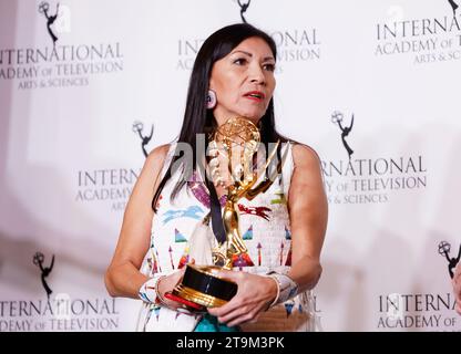 New York, États-Unis. 20 novembre 2023. Lisa Meeches pose avec le prix International Emmy pour 'programmation artistiques' pour l'émission canadienne 'Buffy Sainte-Marie : Carry IT On' dans la salle de presse lors du 51e International Emmy Awards au New York Hilton Midtown à New York, le lundi 20 novembre 2023. Photo de John Angelillo/UPI crédit : UPI/Alamy Live News Banque D'Images