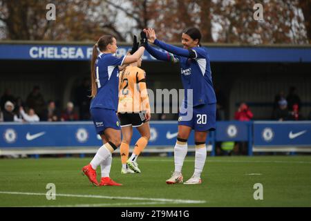 Kingston, Royaume-Uni. 26 novembre 2023. Fran Kirby de Chelsea Women célèbre le deuxième but de Chelsea avec Sam Kerr de Chelsea Women lors du match de FA Women's Super League entre Chelsea Women et Leicester City Women au Kingsmeadow Stadium, Kingston, Angleterre le 26 novembre 2023. Photo de Ken Sparks. Usage éditorial uniquement, licence requise pour un usage commercial. Aucune utilisation dans les Paris, les jeux ou les publications d'un seul club/ligue/joueur. Crédit : UK Sports pics Ltd/Alamy Live News Banque D'Images