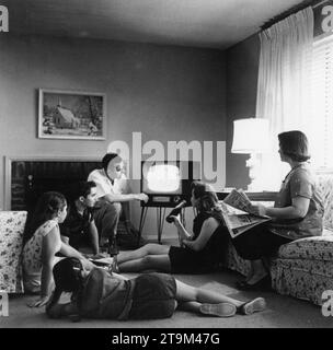 Vienne, va. James S. Thomas et sa famille regardent la télévision dans le salon de leur maison. Photo USIA/Bumgardner 1958 Banque D'Images