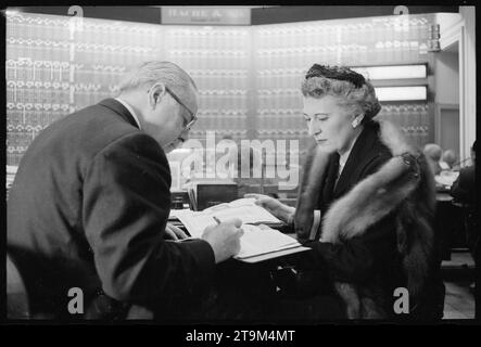 Une cliente bien habillée rencontre un conseiller en placement, Washington, District of Columbia , 5/5/1958. (Photo de Thomas O'Halloran/US News et World Report Magazine Collection) Banque D'Images