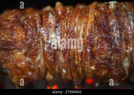 Intestins d'agneau avec abats filés sur la broche et frits pour cuire le plat turc kokorech. Banque D'Images