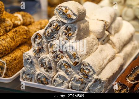 Lukum, lokum turc blanc avec des noix, confiserie sucrée, empilé. Banque D'Images